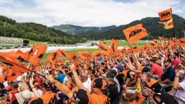 Kommendes Wochenende ist es endlich wieder soweit - die MotoGPTM macht Halt in Spielberg am Red Bull Ring. KTM ist dabei, färbt den Ring gemeinsam mit allen Fans und Anhängern orange und lässt die KTM Herzen höher schlagen.