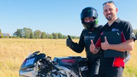 Wow - was für ein Wochenende - mit nicht EINEM, sondern mehreren Elektro-Motorrad FIM-Weltrekorden, mit einer durchschnittlichen gemessenen Kilometergeschwindigkeit von 185mph (297,729 km/h) und Spitzengeschwindigkeiten von 197mph (317,041 km/).