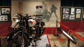 Bis 15. 9. 2019 läuft noch die sensationelle Ausstellung rund um den österreichischen Rennfahrer Rupert Hollaus. Rahmenprogramm und originale Rennmaschine von Valentino Rossi inklusive.