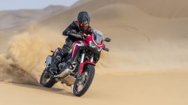 Die CRF1100L Adventure Sports präsentiert sich mehr denn je als komfortables Langstrecken Adventure Bike und ist nun optional mit dem innovativen Showa EERA™ Dämpfungssystem erhältlich. 