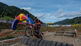 Nach seinem Laufsieg bei der "Enduro Trophy" in Möderbrugg liegt der 25jährige aus Mattighofen in der Enduro ÖM ein Rennen vor Schluss uneinholbar in Führung.