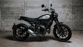 Ducati bereichert die Scrambler 800 Familie und stellt auf der EICMA 2019 eine neue Einstiegsversion namens Icon Dark vor. 