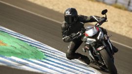 Der leistungsstarke 765ccm-Dreifachmotor, jetzt Euro 5 konform, gehört zu den herausragenden Merkmalen des neuen Triumph Street Triple.