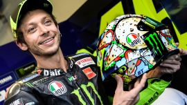 Der Heim-Grand-Prix ist für Valentino Rossi immer die Gelegenheit, Helme mit brandneuen Farben und Designs zu präsentieren, die er traditionsgemäß mit seinem Freund und Künstler Aldo Drudi kreiert. 