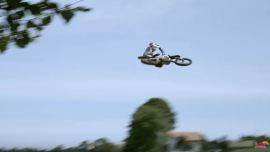 Röhrende Motoren und Freestyle Motocross: Das gehört eigentlich fest zusammen. Nicht so bei Mat Rebeaud. Begleite ihn auf seinem Elektro-MX Bike in seiner Heimat nahe Gruyères – Kühe inklusive.