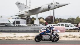 Der Wiener Neustädter Julian Mayer, 23, bekannt als dreifacher österreichischer Staatsmeister in der SBK- Motorradklasse, brillierte in der momentan laufenden „Moto2“- Europameisterschaft mit seinem bisherigen besten Rennergebnis.
