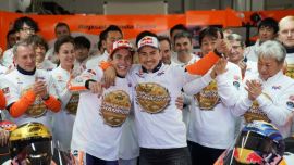 Jorge Lorenzo beendete eine unglaubliche 18-jährige Grand-Prix-Karriere mit einem emotionalen Valencia-Rennen und half dem Repsol Honda Team, die Triple Crown neben einem weiteren dominierenden Marquez-Sieg zu gewinnen.