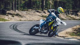 Husqvarna Motorcycles freut sich, die sofortige Verfügbarkeit der Motorräder MY20 701 SUPERMOTO und 701 ENDURO bekannt zu geben.