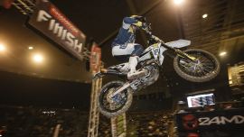 Billy Bolt von Rockstar Energy Husqvarna Factory Racing erzielte in der dritten Runde der FIM SuperEnduro-Weltmeisterschaft im spanischen La Coruna einen Hattrick an Siegen.