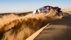De Villiers holt auf der achten Etappe Zeit auf die Spitzenreiter der Rallye Dakar auf.