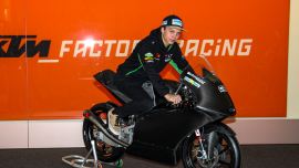 In den heiligen Hallen der Rennsportabteilung von KTM übernahm der 19-Jährige aus Attnang-Puchheim seine Rennmaschine für diese Saison.