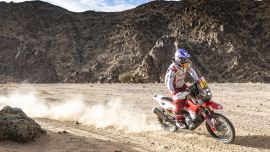 Laia Sanz von GasGas Factory Racing hat mit einem starken 25. Platz auf der vierten Etappe der Dakar-Rallye von Neom nach Al Ula einen bemerkenswerten Erfolg verbucht. 