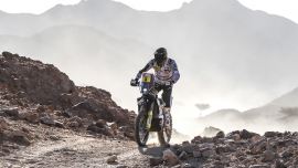 Pablo Quintanilla von Rockstar Energy Husqvarna Factory Racing hat sich auf einer extrem anspruchsvollen zweiten Etappe der Rallye Dakar 2020 mit dem dritten Platz durchgesetzt.