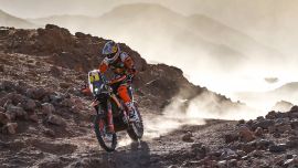 Die zweite Etappe bei der Rallye Dakar 2020 stellte die Fahrer vor neue Herausforderungen, Sunderland landet auf Platz 2. 