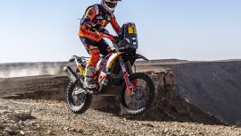 Nachdem die achte Etappe der Rallye im Gedenken an Paulo Goncalves abgesagt wurde, kehrte die Motorradklasse am frühen Morgen mit der 886 Kilometer langen neunten Etappe von Wadi Al Dawasir nach Haradh wieder in Aktion.