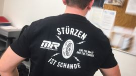 MR Tshirt Übergabe