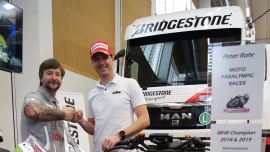 Unfassbar mit welcher Leidenschaft und Begeisterung hier Motorradrennsport gelebt wird – am Bridgestone Stand der moto-austria bekam man zu fachlicher Auskunft von Peter Rohr und Matthias Lanzinger aus der IBHR Serie reichlich Motivation mit.