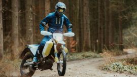 Die Husqvarna 701 Enduro LR garantiert sportliches Fahrverhalten auf lange Distanzen.