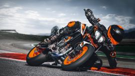 Willkommen bei KTMs Aushängeschild für das begehrteste sportliche Naked Bike im Mittelgewichtssegment: die KTM 890 DUKE R. 