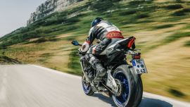 Der Battlax Hypersport S22 beeindruckt mit seiner Performance auf nasser Fahrbahn