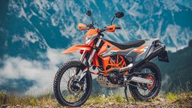 Bei der neuen KTM 690 ENDURO R hat KTM alle Gedanken an Grenzen und Limits beseitegeschoben. 