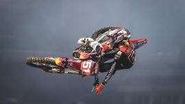 Das Troy Lee Designs/Red Bull/GASGAS Factory Racing Team hat einen soliden Lauf im NRG Stadium mit sensationellen Aktionen in den ersten drei Runden der AMA Supercross Meisterschaft 2021 absolviert. 