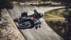 KTM präsentiert mit der1290 SUPER ADVENTURE S 2021 ein neues Zeitalter fahrerorientierten Designs und bahnbrechender Technologie.