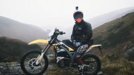 Der Enduro Champ testet das neue SUR-RON Strombike in einem Video - die Zukunft ist elektrisch?