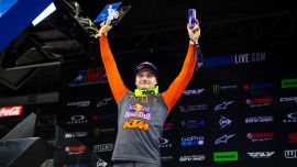 Das Red Bull KTM Factory Racing Team kehrte am Samstag mit der sechsten Runde der AMA-Supercross-Meisterschaft 2021 nach Indianapolis zurück und beendete seinen Aufenthalt im Bundesstaat Hoosier mit einem Doppelerfolg in der 450SX-Klasse.