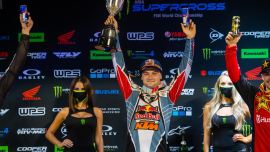 Red Bull KTM Factory Racing's Cooper Webb hatte eine große Nacht in Orlando, er stand ganz oben auf dem 450SX Podium mit seinem zweiten Saisonsieg in Runde 7 der AMA Supercross Meisterschaft 2021.