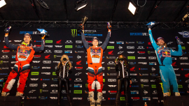  Es war eine erfolgreiche Rennnacht für das Red Bull KTM Factory Racing Team, das die 450SX Klasse in der achten Runde der AMA Supercross Meisterschaft 2021 mit starken Doppelsiegen der Teamkollegen Cooper Webb und Marvin Musquin anführte.