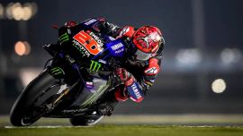 Fabio Quartararo setzt sich auf Yamaha gegen Ducati Power durch, KTM holt sich mit Binder P8 und Rossi verpasst um einen Platz den Punkterang.