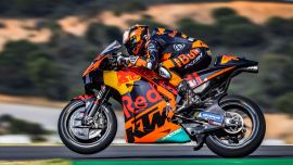Brad Binder von Red Bull KTM Factory Racing lieferte am Renntag erneut eine gute Leistung ab und belegte nach 25 anstrengenden Runden beim dritten Saisonlauf in Portugal den 5. Platz. 