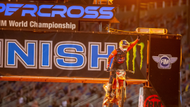  In einer intensiven letzten Rennnacht auf dem Atlanta Motor Speedway setzte sich Cooper Webb von Red Bull KTM Factory Racing gegen seinen Meisterschaftsrivalen durch und holte sich den Sieg im 450SX Hauptrennen, mit dem er nun mit 16 Punkten Vorsprung in die letzten beiden Rennrunden in Salt Lake City, Utah geht.