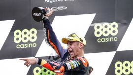 Red Bull KTM Ajo hat beim Grande Premio 888 de Portugal und der dritten Rund der Weltmeisterschaft 2021 beide Kategorien gewonnen.