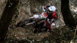 Traktion ist im Hard Enduro mehr als entscheidend - Bridgestone ist es gelungen, einen idealen Reifen dafür zu entwickeln.