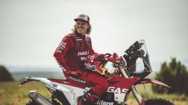 Sanders ist zweifelsohne einer der heißesten Kandidaten im Rallyesport und wird in der FIM Cross-Country Rallye Weltmeisterschaft antreten, bevor er sich im Januar nächsten Jahres der großen Rallye Dakar stellt.