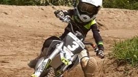 Der erst 8-jährige Husqvarna-Nachwuchsfahrer aus Fischlham in Oberösterreich gewann beim Saisonopening des MySportMyStory Liqui Moly Motocross Euro Junior Cups alle 4 Läufe in der Klasse bis 50ccm. 