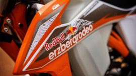 Die limitierte KTM 300 EXC TPI ERZBERGRODEO ist nicht nur eine Hommage an das legendäre Red Bull Erzbergrodeo, sondern auch speziell dafür gebaut, den Eisernen Giganten in die Knie zu zwingen.