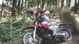 Laia Sanz dominiert die Damenklasse beim GP von Schweden, Verona liefert in der vierten Runde der EnduroGP starke Leistung ab.