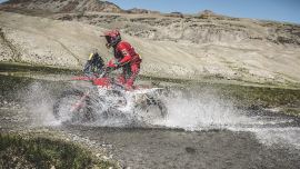 Daniel Sanders von GASGAS Factory Racing hat einen weiteren beeindruckenden Etappensieg bei der Silk Way Rallye errungen, nachdem er am vierten Tag der Veranstaltung cool und berechnend gefahren ist. 