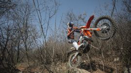 Manuel Lettenbichler, der nach seinem zweiten Platz beim dritten Rennen, dem Abestone Hard Enduro, in Topform ist, kommt nach Romaniacs, um sich seinen dritten Sieg in Folge zu sichern.