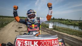 Zusammen mit seinem zweiten Platz beim ersten Lauf zur FIM Cross-Country-Rallye-Weltmeisterschaft - Rallye Kasachstan - übernimmt Walkner die Führung in der Serienwertung mit 21,5 Punkten Vorsprung auf den Zweitplatzierten.