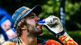 Der vorletzte Renntag der vierten Runde der FIM Hard Enduro World Championship bei den Red Bull Romaniacs brachte Wade Young (Sherco) den Sieg, während Manuel Lettenbichler (KTM) dem Gesamtsieg einen Schritt näher gekommen ist.