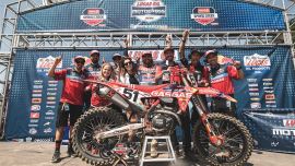 Es war ein weiteres stolzes Wochenende für das Troy Lee Designs/Red Bull/GASGAS Factory Racing Team, das am Samstag beim Spring Creek National mit einer All-Star-Performance von Justin Barcia auf der MC 450F seinen ersten 450MX-Gesamtsieg errang. 