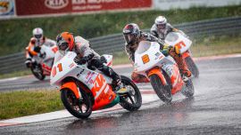 Rammerstorfer fährt als Tabellenführer zur MotoGP, keine Punkte, aber eine Menge Erfahrung nehmen die Youngsters des Austrian Junior Cups von Melk mit nach Hause. Aufgrund starker Regenfälle wurde das Rennwochenende vorzeitig abgebrochen.