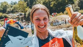 Tjaša Fifer: schnell, fesch und hart im Nehmen. Und sie hat in der Iron Klasse gezeigt, dass auch Frauen wissen, wo das Gas am Moped ist!