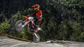 Die prestigeträchtigste jährliche Veranstaltung für Offroad-Motorrad-Rundstreckenrennen ist dafür bekannt, dass die Fans unter ihren Nationalflaggen zusammenkommen, um die drei schnellsten Fahrer ihres Landes zu supporten.