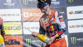 2021 MXGP begab sich in den tiefen Sand von Riola Sardo für den ersten Grand Prix von Sardinien und Red Bull KTM Factory Racing erlebte, wie Jeffrey Herlings und Tom Vialle die Klassen MXGP und MX2 zum dritten Mal in Folge gewannen.