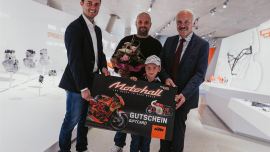 Groß war die Freude bei Vater Jürgen Jodl und dem 6-jährigen Schulanfänger Maxi, die in der Ausstellung der KTM Motohall von Mattighofens Bürgermeister Friedrich Schwarzenhofer und KTM Motohall Geschäftsführer René Esterbauer begrüßt und überrascht wurden.